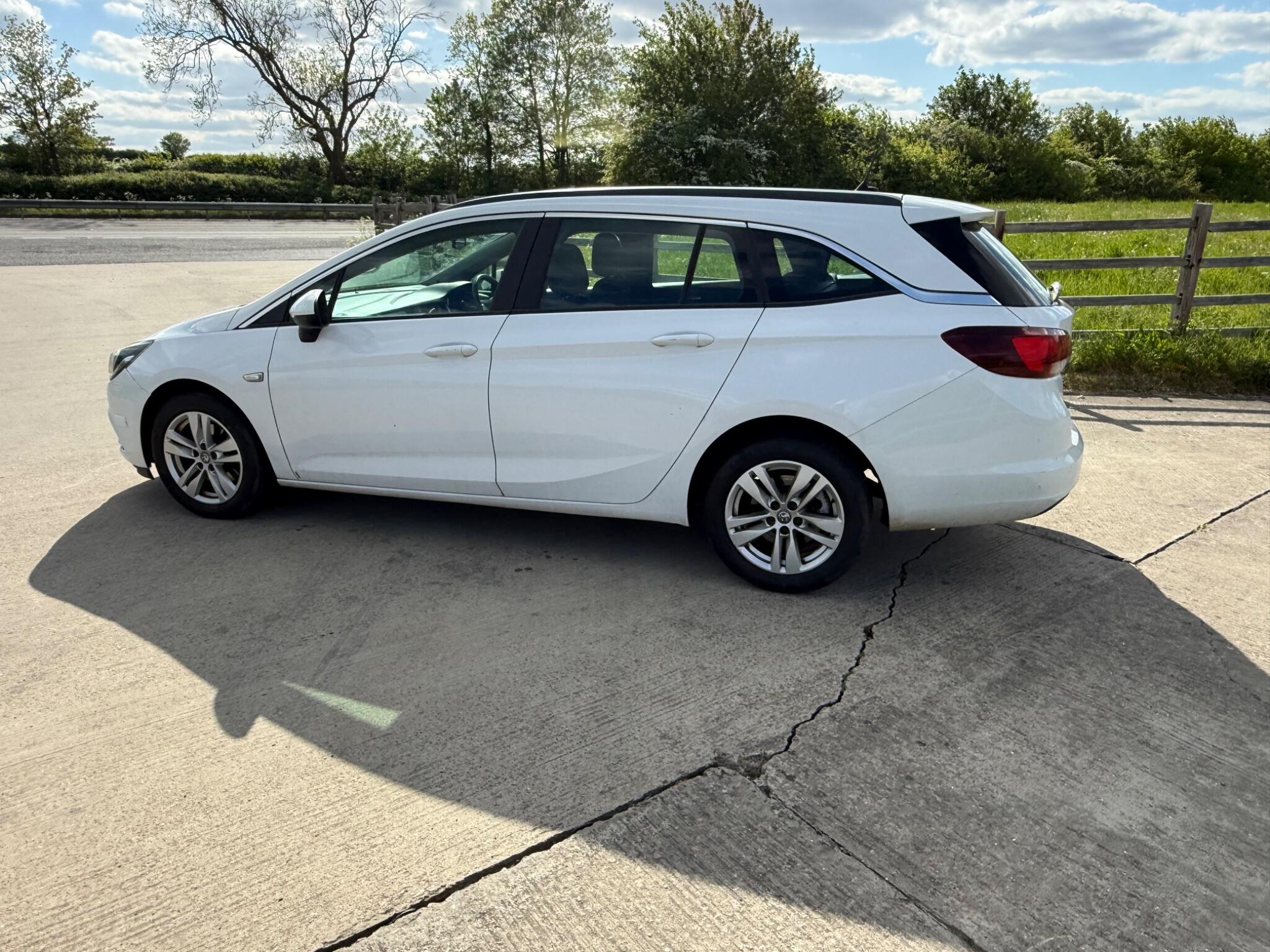 Vauxhall Astra 1.6 CDTi Tech Line Sports Tourer Euro 6 (s/s) 5dr — photo 73 of 104